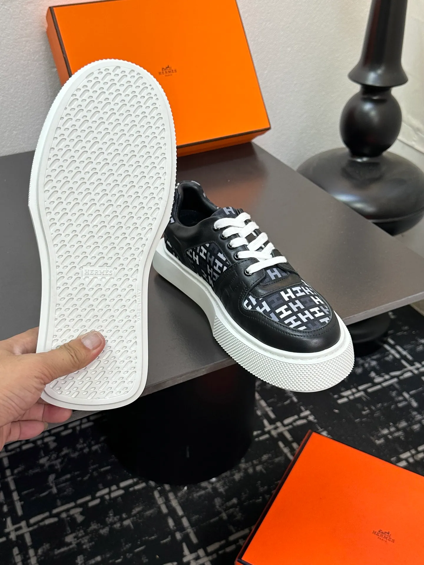p700💰Men's shoes ❤️❤️Hermes top version# Hermès deep series couple's small white shoes casual skateboard shoes Stylish graphic design to create retro style Upper: cowhide material Lining: sheepskin lining Outsole: TPU outsole Size: 38-45